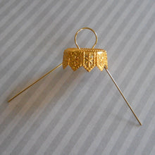 Load image into Gallery viewer, 20-mm metal cap with wire hanger, traditional gold color cap