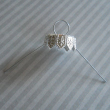 Load image into Gallery viewer, 20-mm metal cap with wire hanger, traditional silver color cap