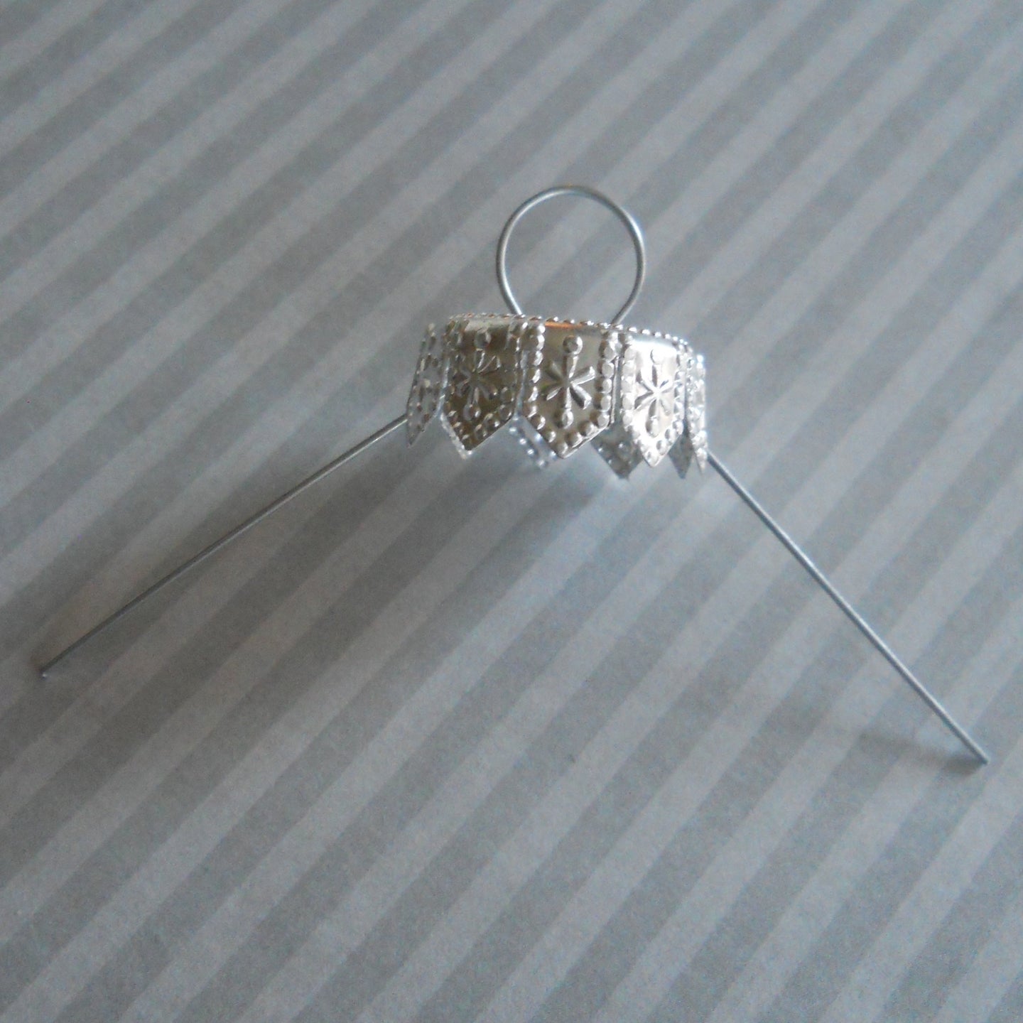 20-mm metal cap with wire hanger, traditional silver color cap