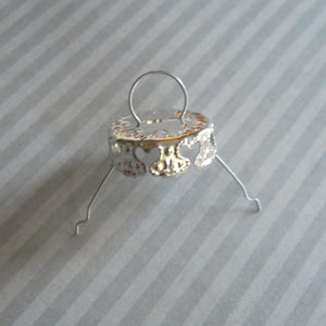 20-mm metal cap with wire hanger, fancy silver color cap