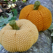 Load image into Gallery viewer, seed stitch pumpkin pattern, using worsted weight yarn, marie mayhew designs
