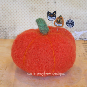 harvest pumpkin pattern with halloween decorative quilting pins